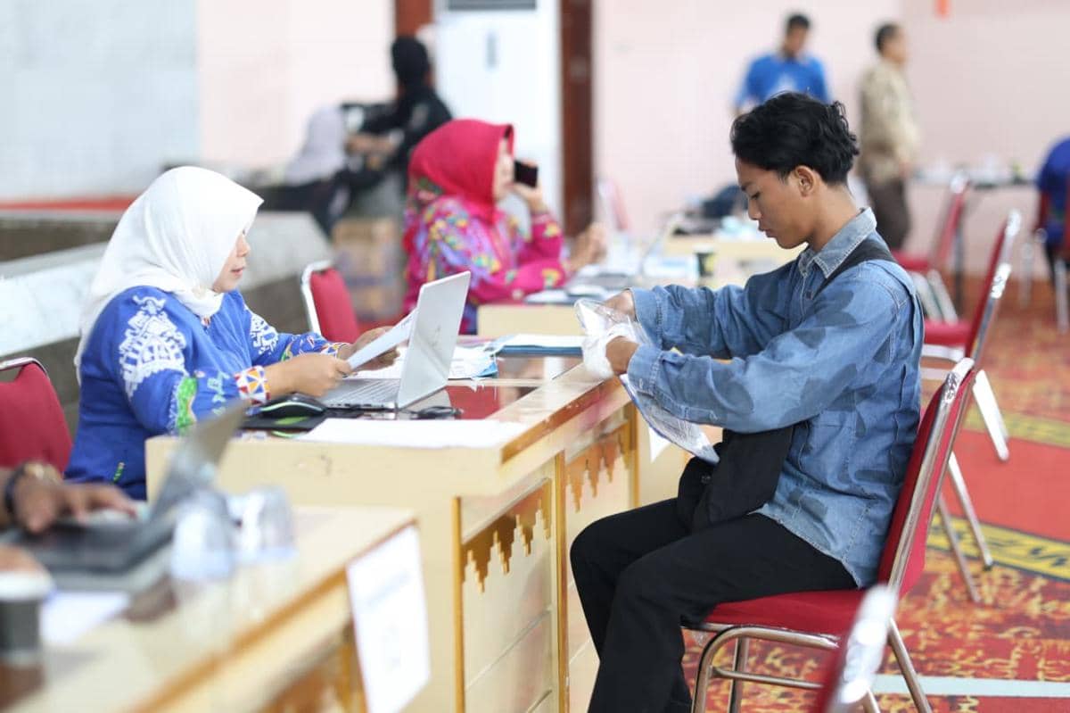 Peserta seleksi mandiri Universitas Lampung menyerahkan berkas pendaftaran kepada petugas di meja registrasi kampus.