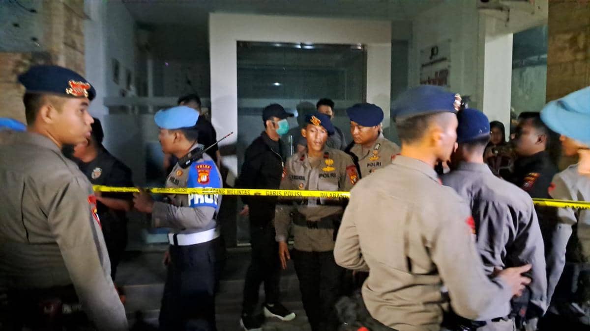 Polri Geledah Kedai Tjolo Koffie, Area Ruko Dipasang Garis Polisi