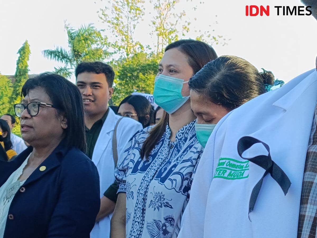 Sejumlah dokter, tenaga kesehatan, dan mahasiswa mengenakan jas putih serta masker saat mengikuti aksi demonstrasi di DPRD NTT.