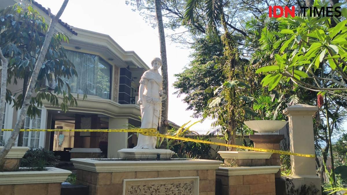 Polisi Segel Rumah Mewah di Sentul Usai Geledah dan Temukan 74 Kg Emas