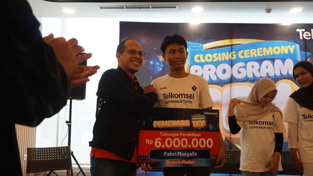 Seorang perwakilan Telkomsel menyerahkan hadiah beasiswa senilai Rp6.000.000 kepada pemenang Program Telkomsel Edupreneur Youth 2026 di Graha Merah Putih.