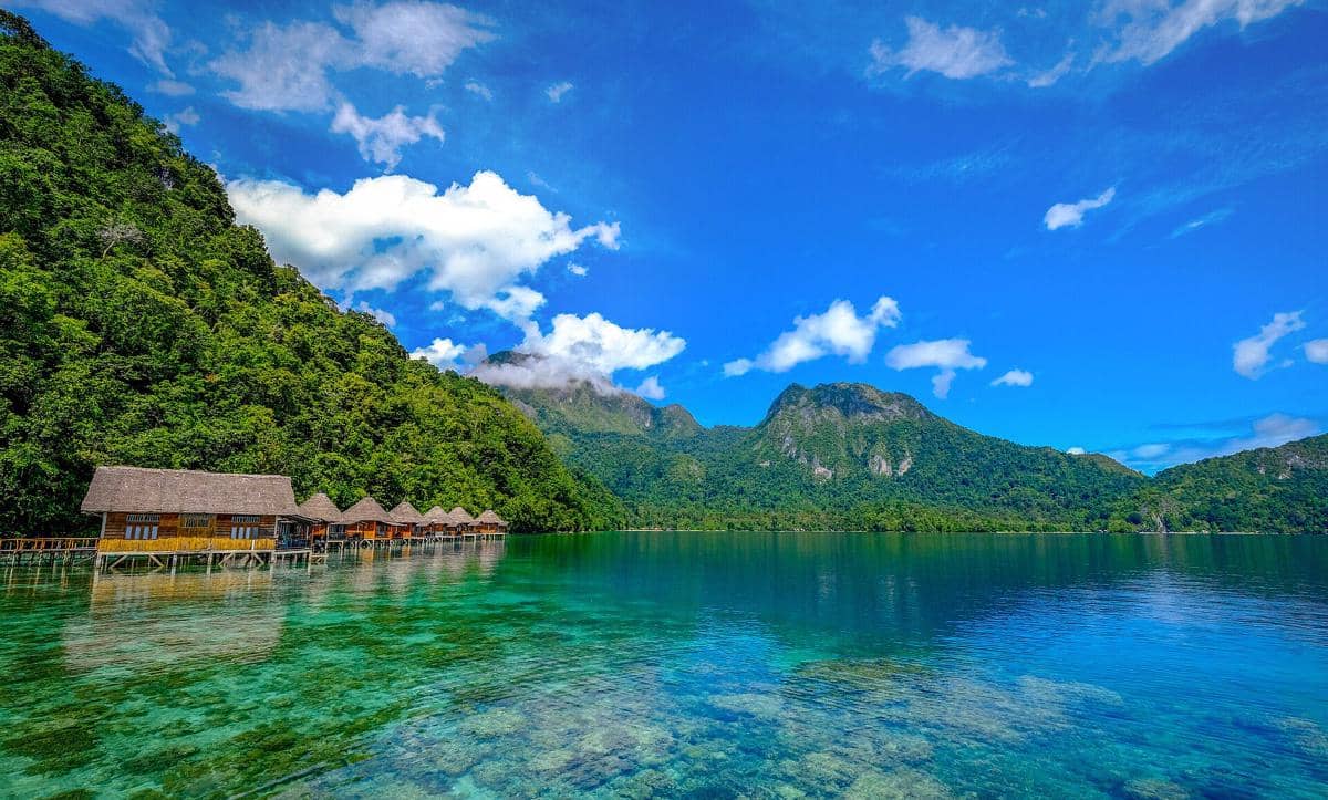 Potret Pantai Ora, Maluku