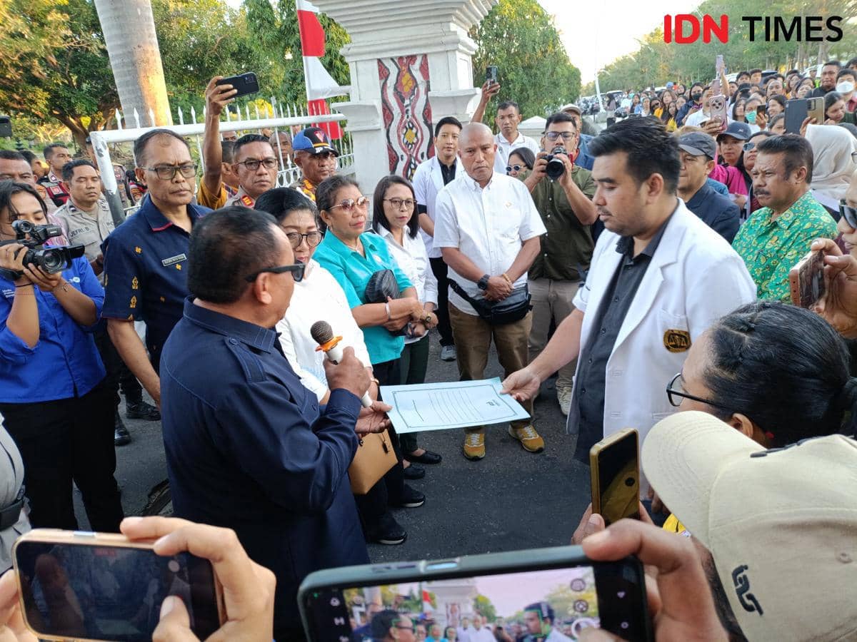 Perwakilan Koalisi Tenaga Medis dan Kesehatan NTT menyerahkan dokumen tuntutan kepada anggota DPRD NTT di depan gedung dewan.
