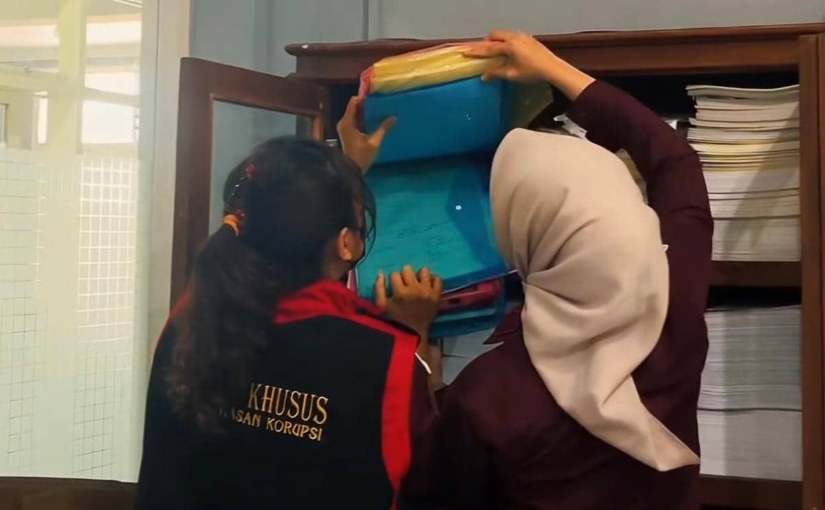 Petugas Kejaksaan Negeri Kabupaten Malang memeriksa dan mengambil berkas dari lemari arsip di Kantor Dinas Kesehatan Kabupaten Malang.