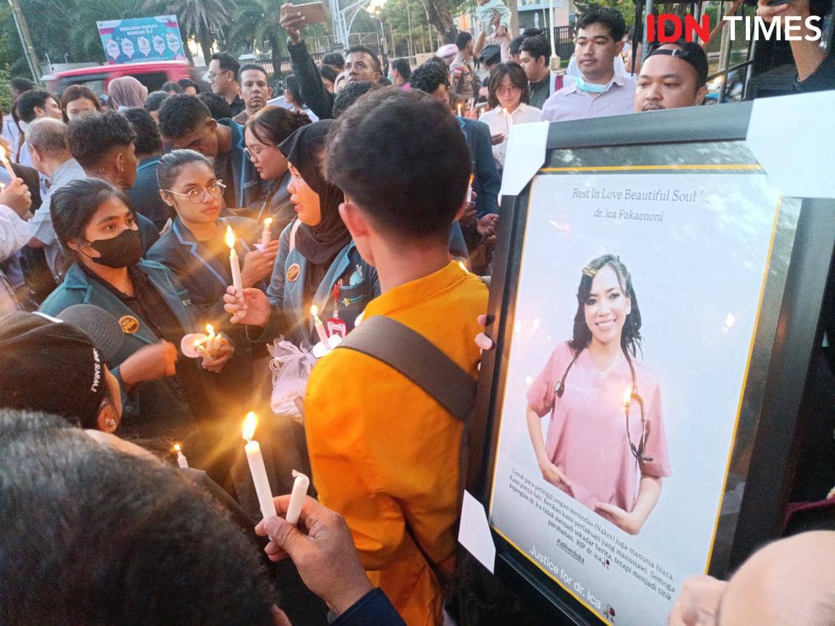Sejumlah dokter, tenaga kesehatan, dan mahasiswa memegang lilin serta foto dr. Icha saat melakukan aksi demonstrasi di depan DPRD NTT.