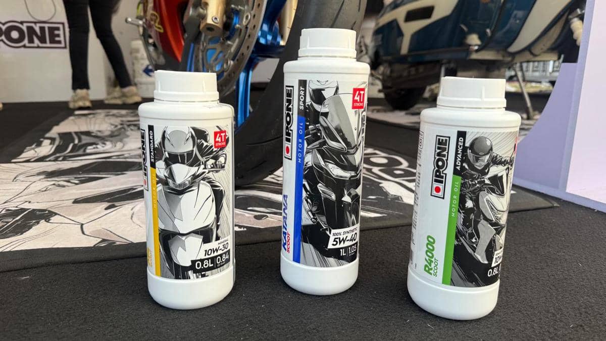 Tiga botol oli motor Ipone dengan desain label bergambar pengendara motor dipajang di area pameran Iron Pipe.