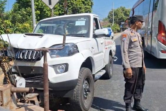 Pikap KDMP dari Jakarta Ringsek Tabrak Jembatan di Ngawi
