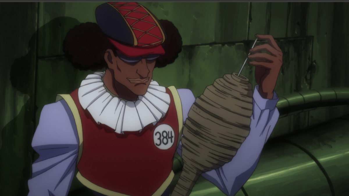 Karakter Geretta dari anime Hunter x Hunter mengenakan pakaian berwarna merah dan ungu dengan nomor peserta 384 sambil memegang senjata berbentuk spiral.