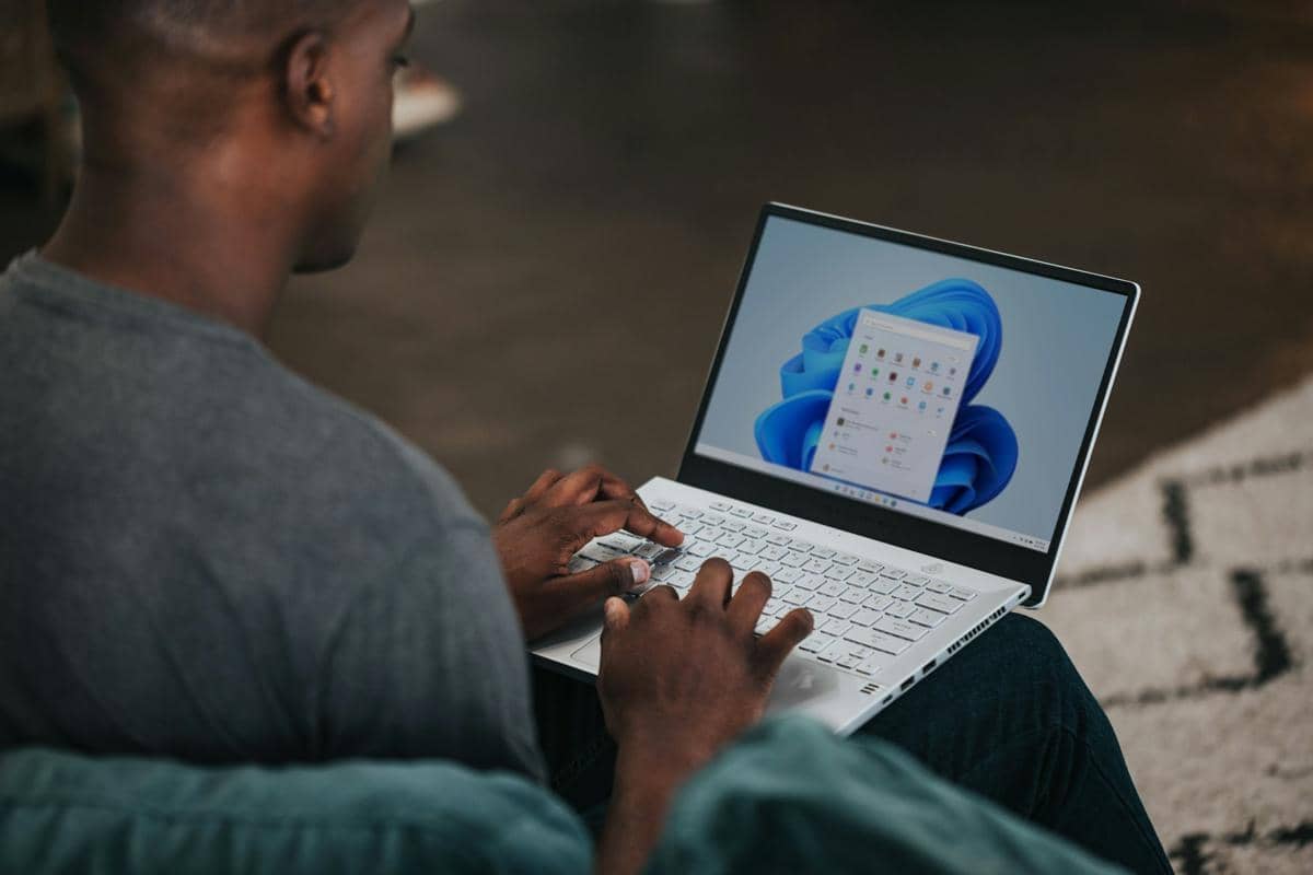 ilustrasi laptop