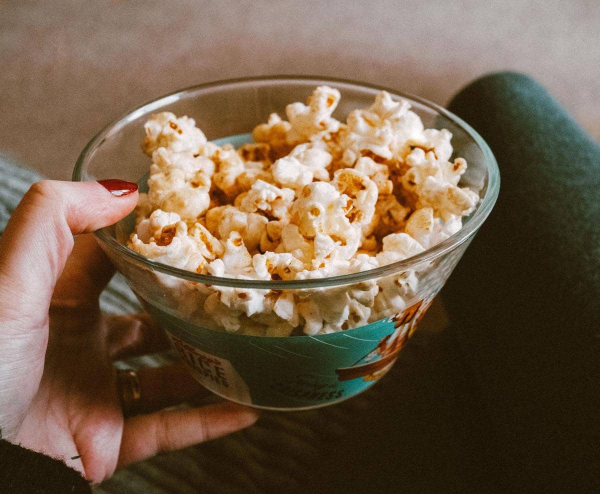 Resep Popcorn Karamel Homemade yang Renyah dan Wangi Mentega