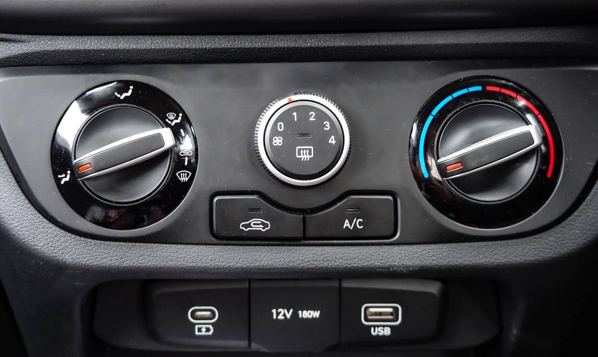 5 Faktor yang Mempercepat Kerusakan Tombol di Dashboard Mobil