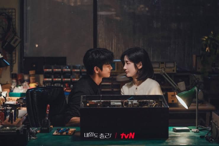 7 Rintangan Hubungan Ji Yoon dan Si Woo di See You at Work Tomorrow