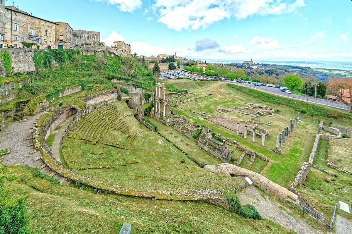 Teater terbuka Teatro Romano, Kota Volterra, Italia