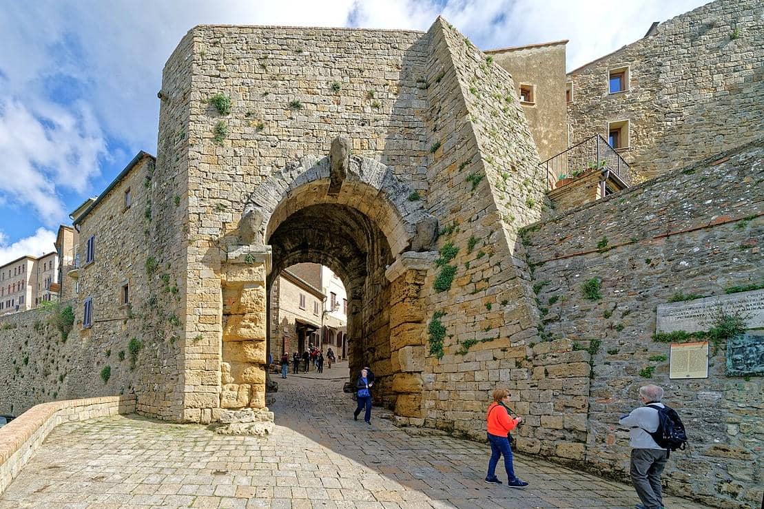 Porta all'Arco, Kota Volterra, Italia