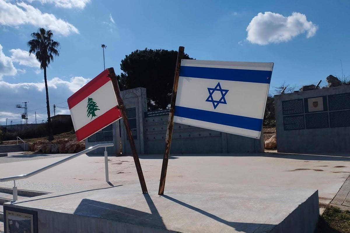 Bendera Israel (kanan) dan bendera Lebanon (kiri).