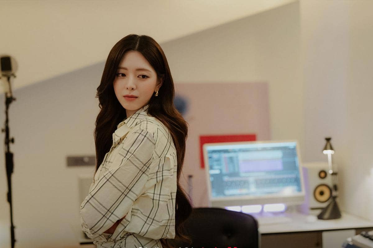 Still cut promosi drama Korea My Bias, My Boss yang diunggah melalui akun Instagram tvN Drama untuk publik.