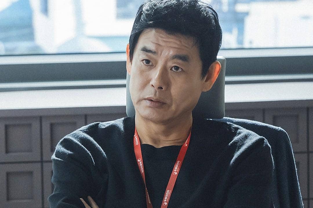 7 Still Cuts Sung Dong Il di A Bona Fide Killer, Pemimpin Tim!