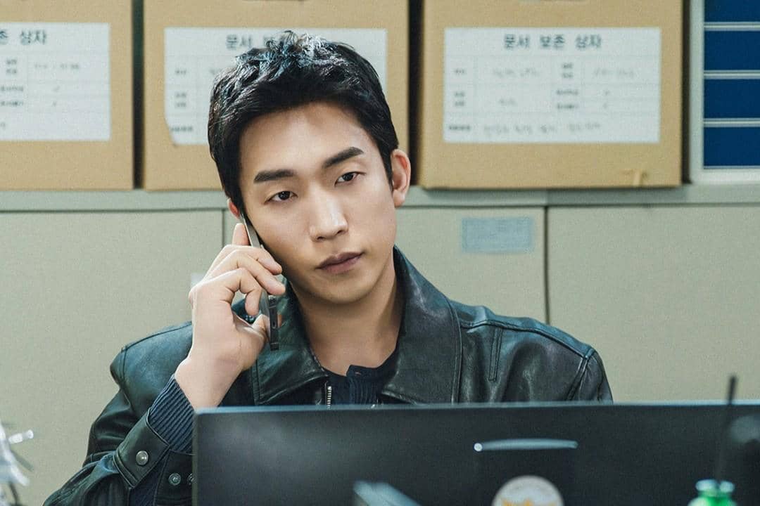 7 Still Cuts Lee Sang Yi di A Bona Fide Killer, Detektif Andalan!