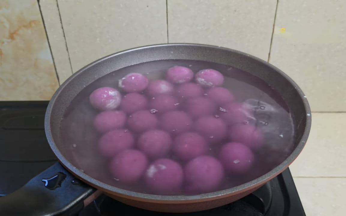 ilustrasi merebus klepon singkong