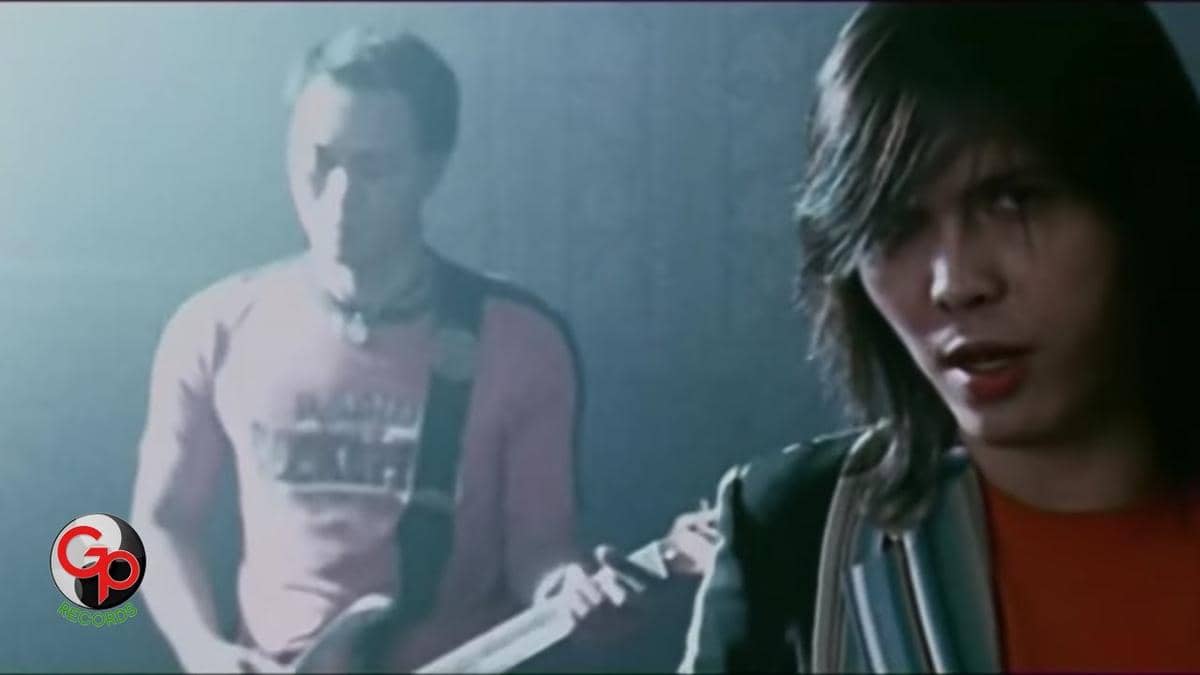 cuplikan video klip "Emotional Love Song"