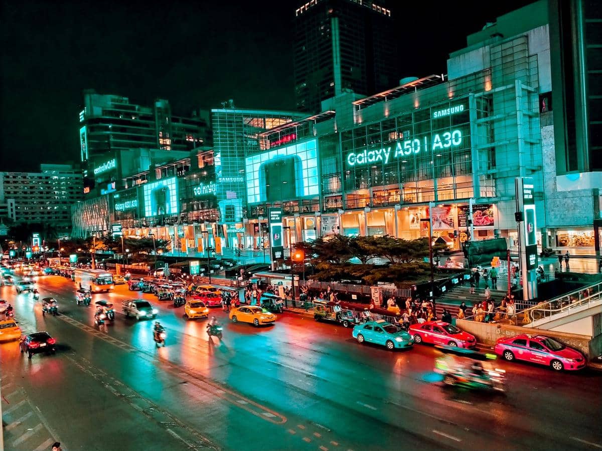 ilustrasi suasana Bangkok di malam hari 