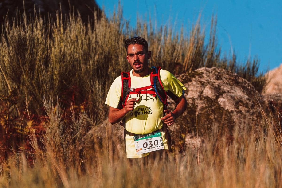 ilustrasi orang melakukan trail marathon