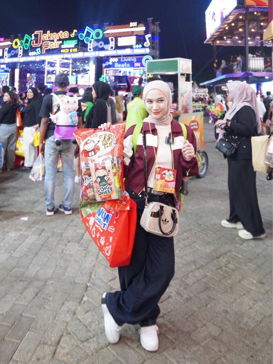 Melody Laksani borong berbagai snack di PRJ