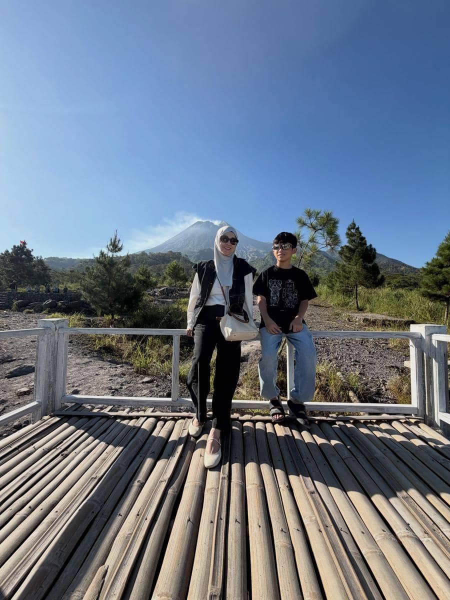 Okie Agustina dan putra bungsu liburan di Merapi