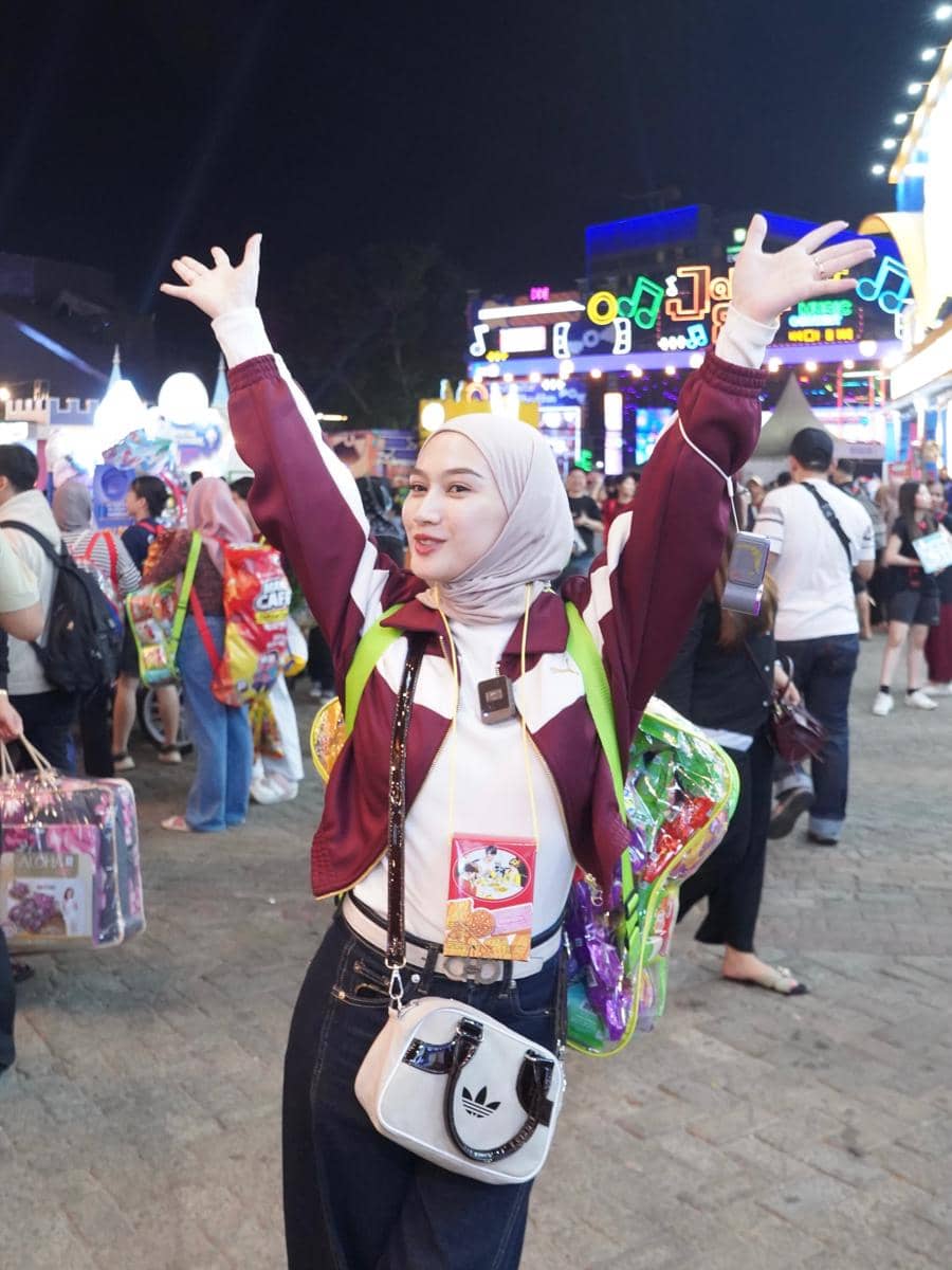 Melody Laksani borong berbagai snack di PRJ