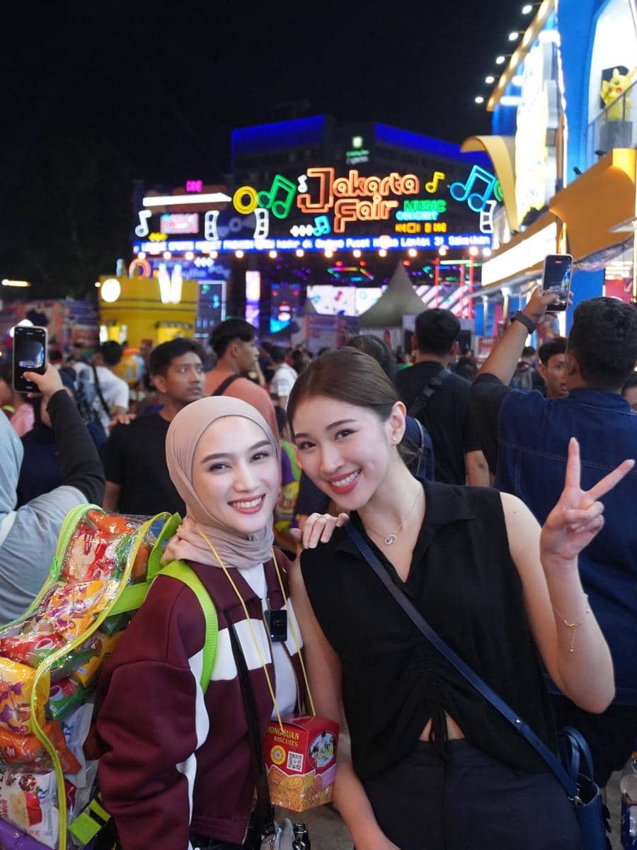 Melody Laksani borong berbagai snack di PRJ