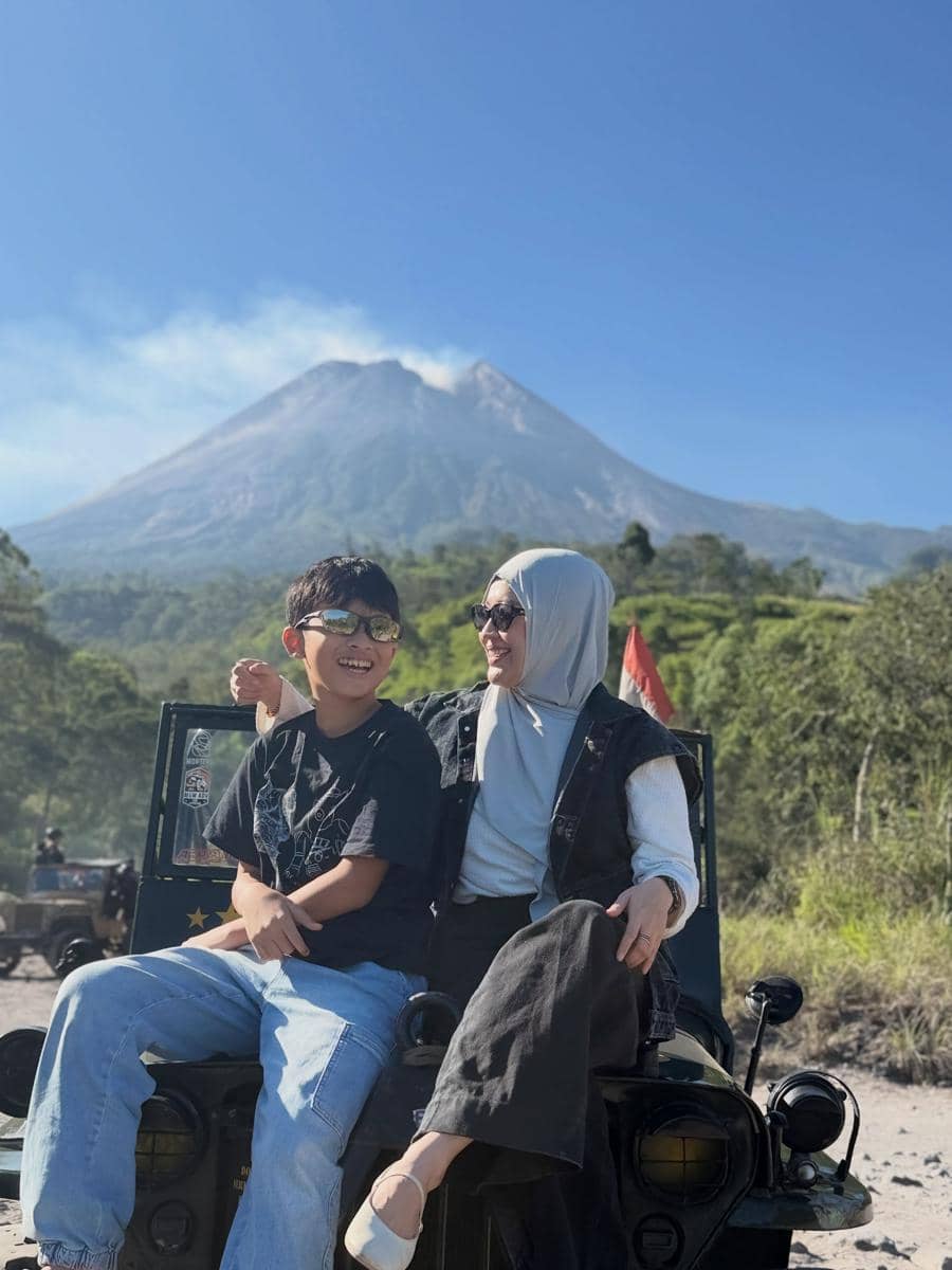 Okie Agustina dan putra bungsu liburan di Merapi