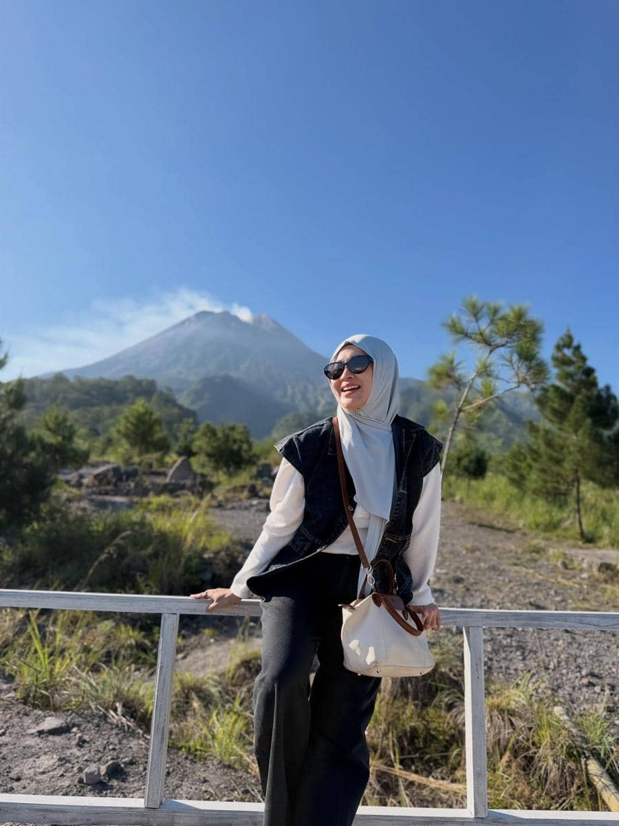 Okie Agustina dan putra bungsu liburan di Merapi