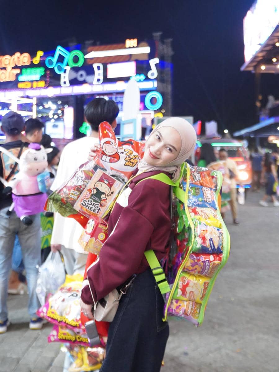 Melody Laksani borong berbagai snack ringan di PRJ