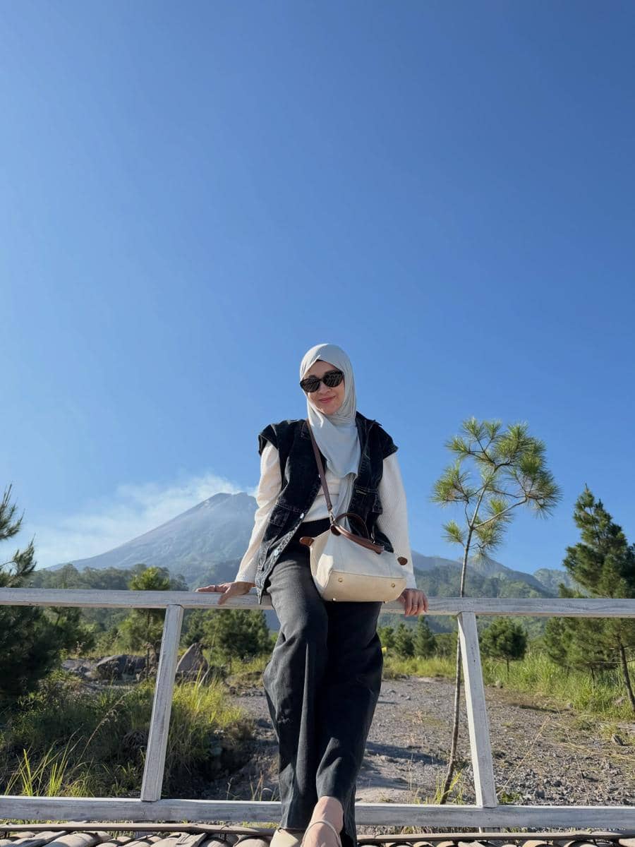 Okie Agustina dan putra bungsu liburan di Merapi