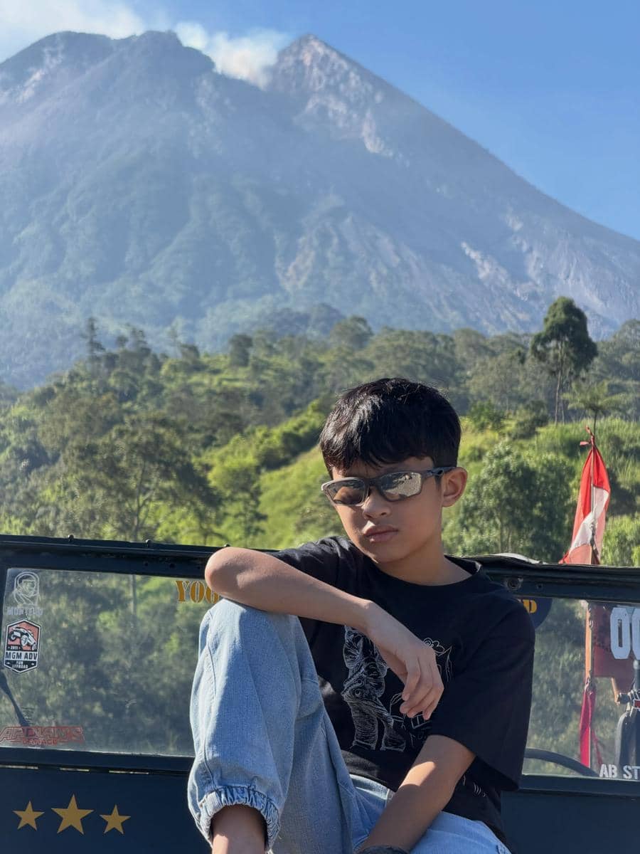 Okie Agustina dan putra bungsu liburan di Merapi
