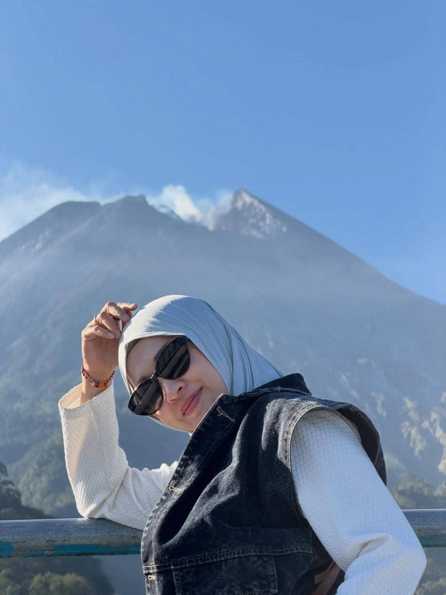 Okie Agustina dan putra bungsu liburan di Merapi