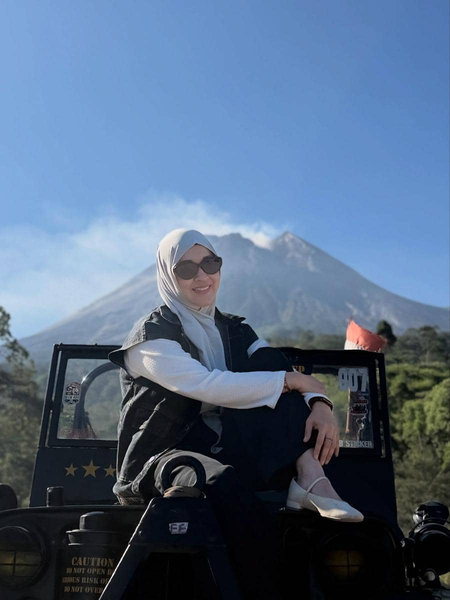 Okie Agustina dan putra bungsu liburan di Merapi