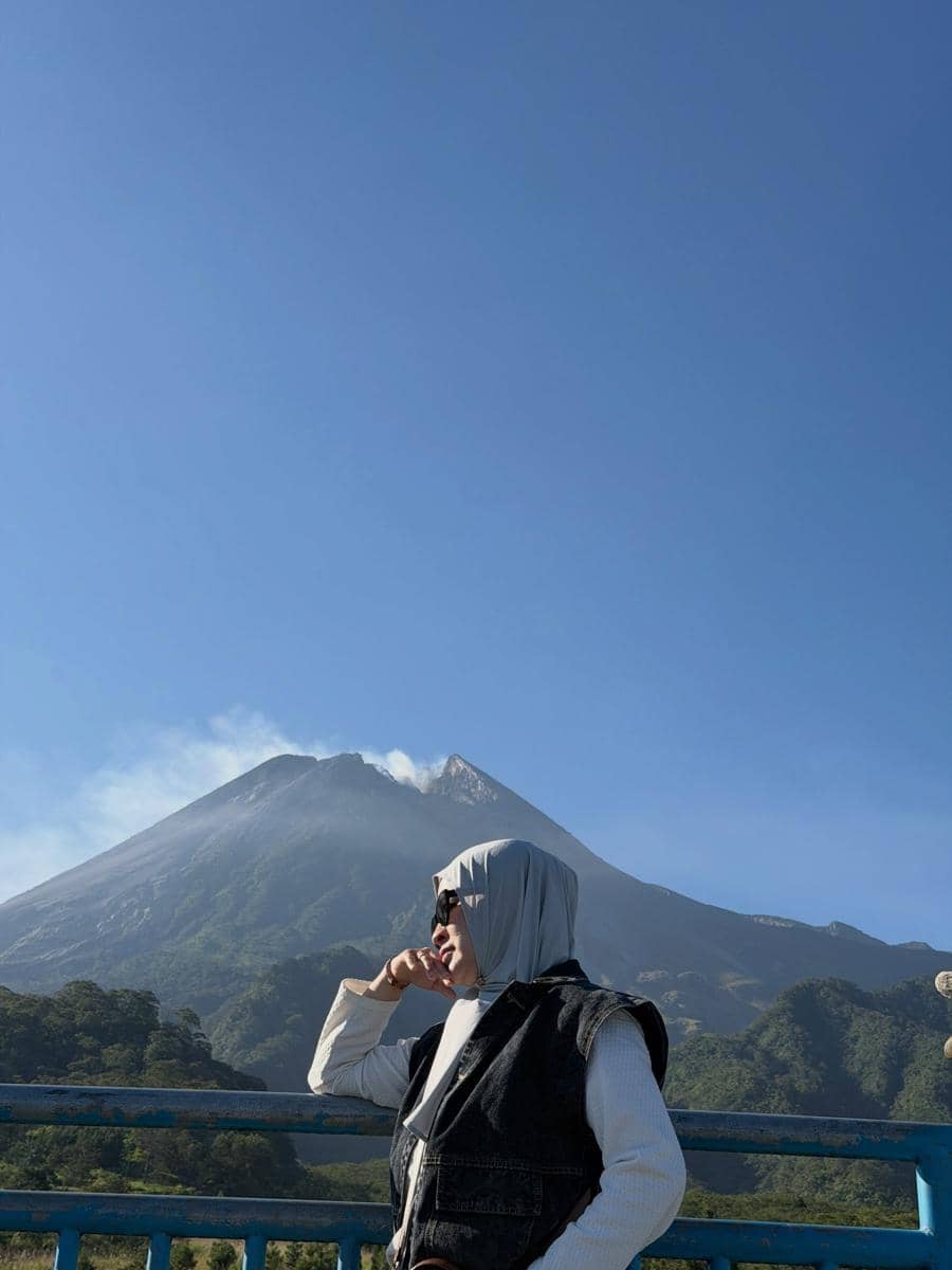 Okie Agustina dan putra bungsu liburan di Merapi