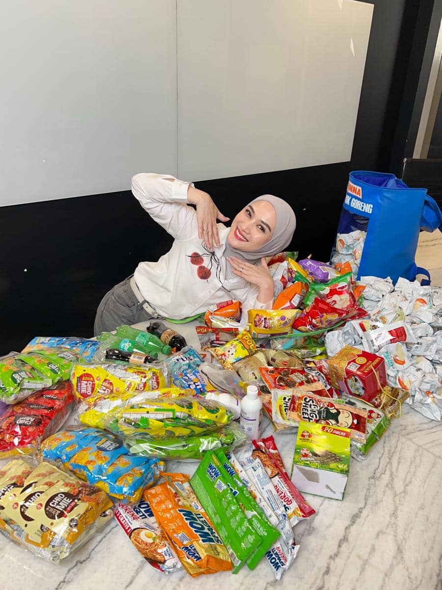 Melody Laksani borong berbagai snack di PRJ