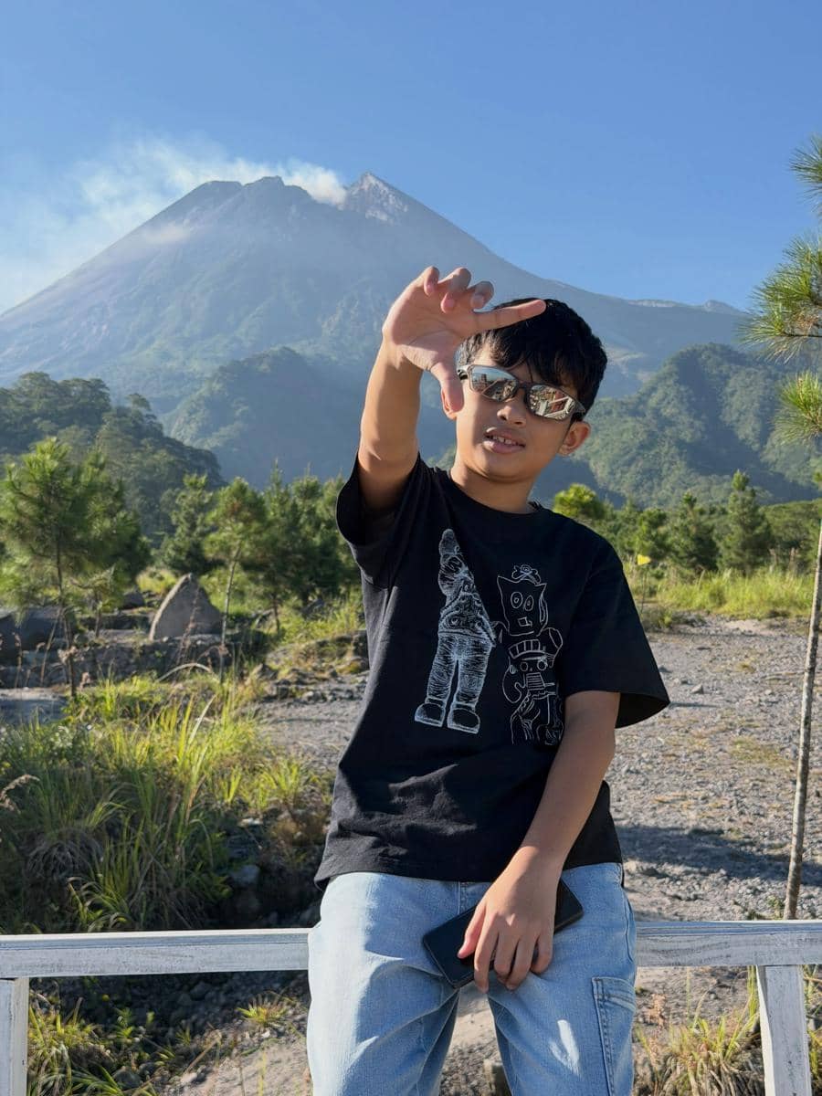 Okie Agustina dan putra bungsu liburan di Merapi