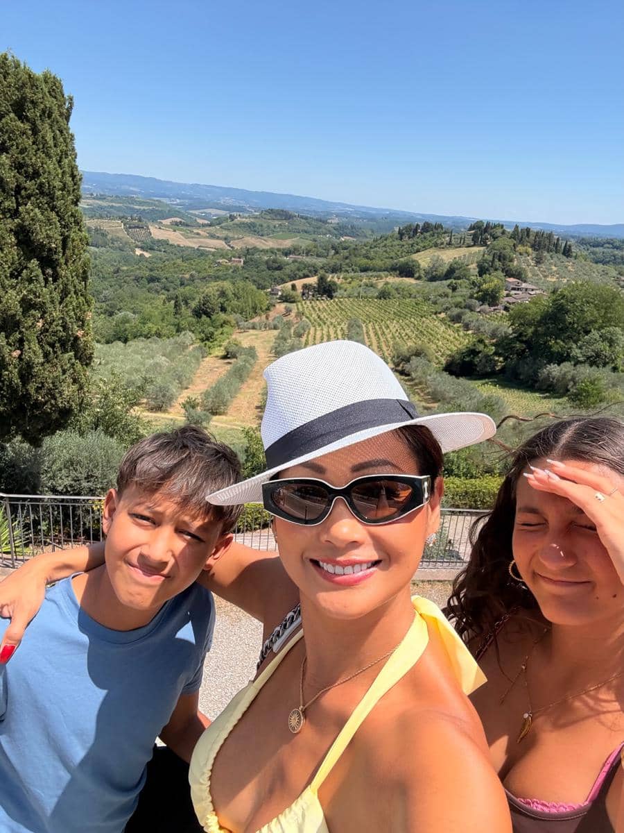 Indah Kalalo ajak anak liburan di Tuscany