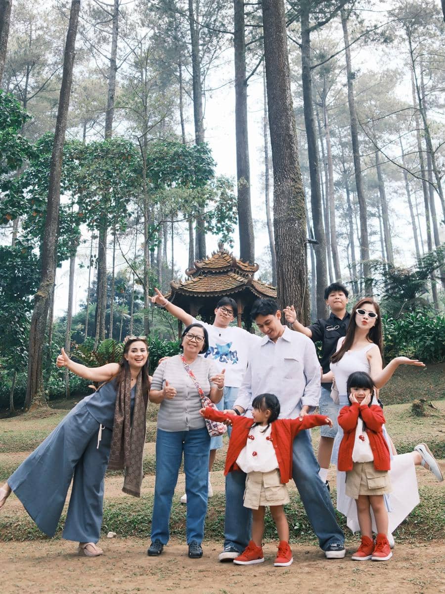 Felicya Angelista dan keluarga liburan
