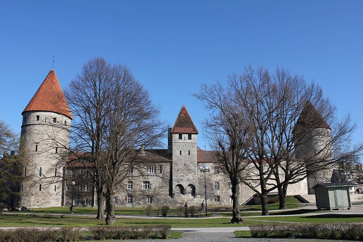 Tembok Tallinn (Walls of Tallinn), sebuah sistem benteng pertahanan abad pertengahan di Kota Tua Tallinn, Estonia.
