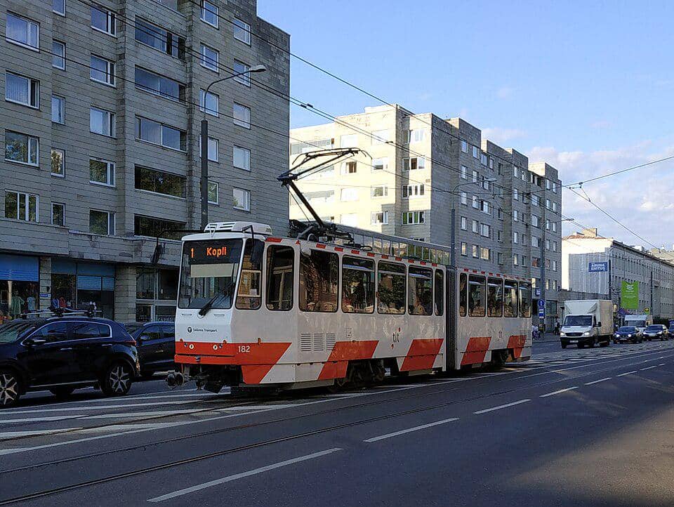 Trem Tatra KT4 yang beroperasi di Tallinn, Estonia.