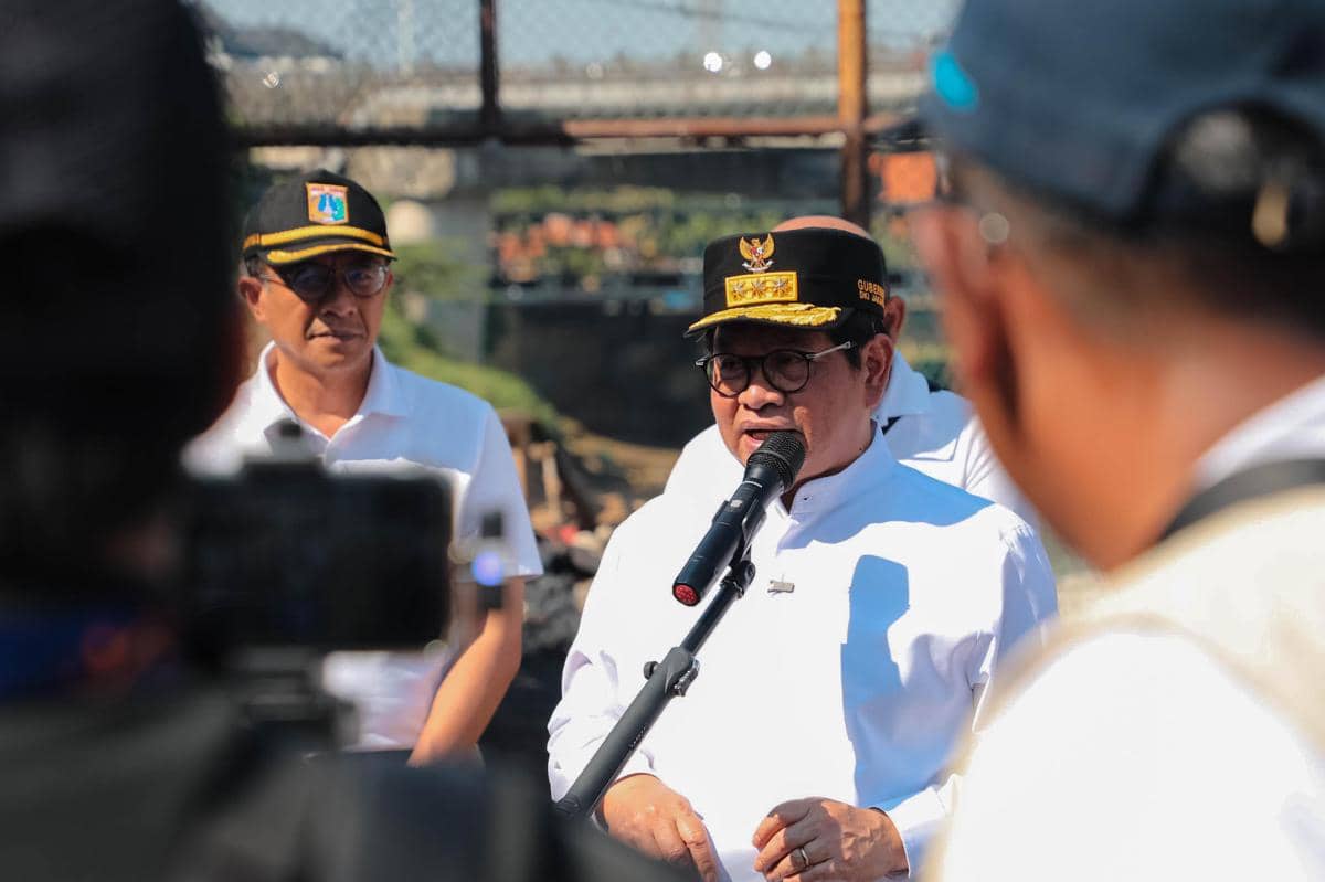 Gubernur Pramono saat meninjau progres pembebasan lahan di Kelurahan Cawang, Jakarta Timur, Jumat (10/7/).