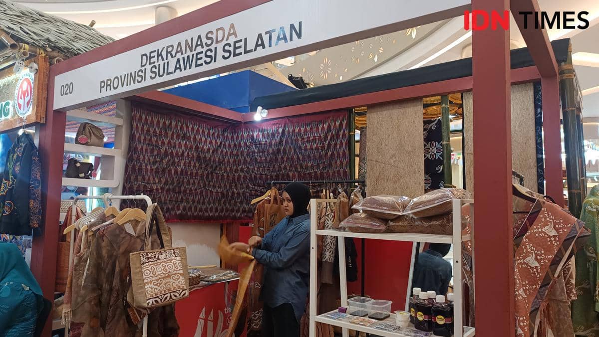 Stan Dekranasda Provinsi Sulawesi Selatan menampilkan produk kerajinan dan kain tradisional pada pameran UMKM di Trans Studio Mall Makassar.