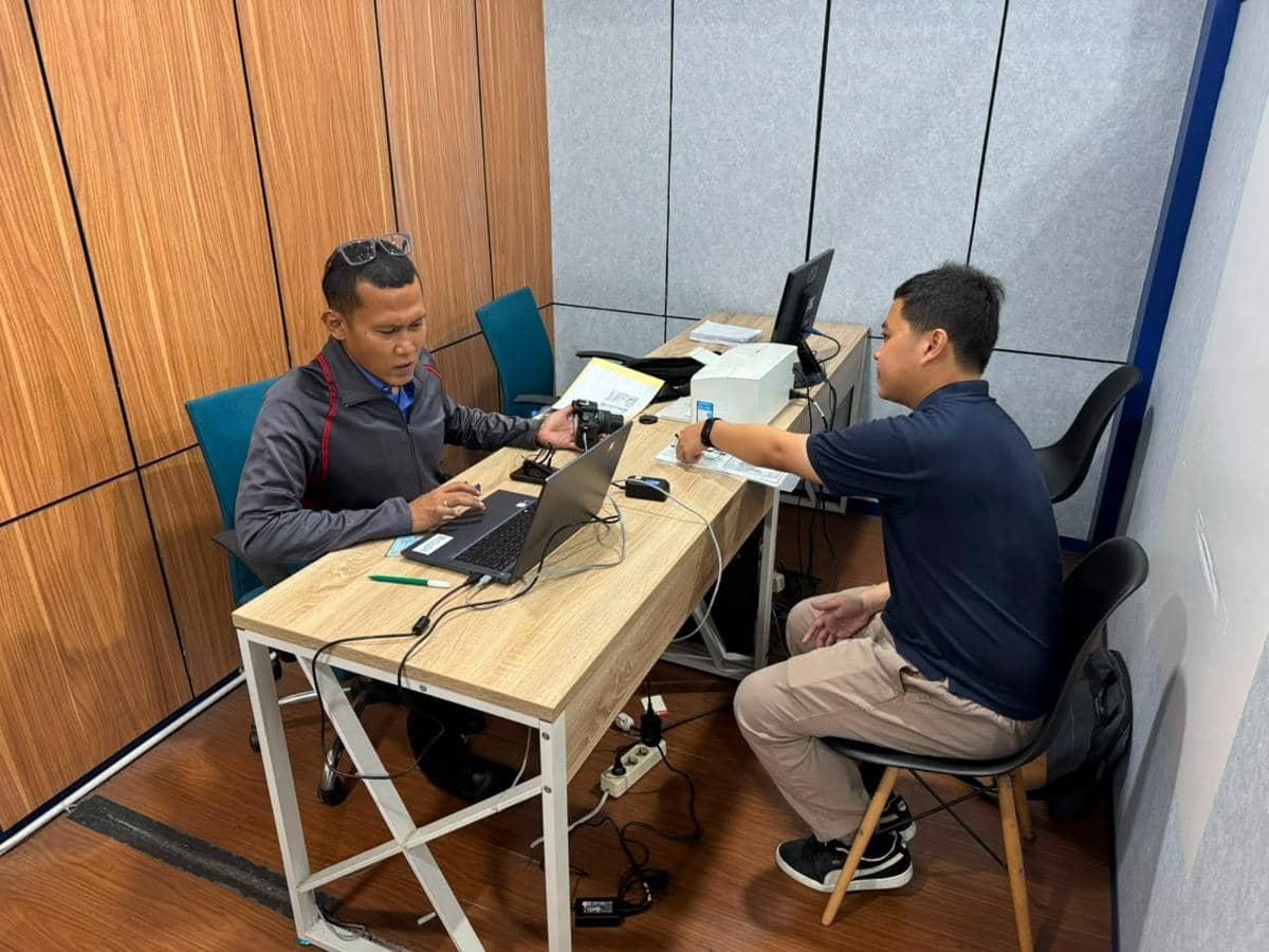 Petugas imigrasi melayani pemohon paspor di Kantor Imigrasi Tangerang dengan proses verifikasi data dan pengambilan sidik jari.