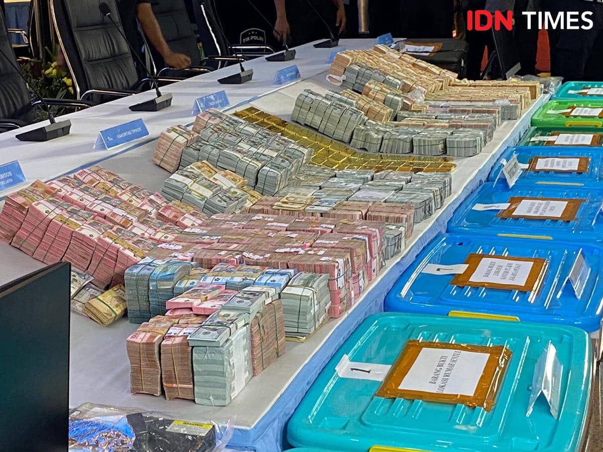 Penampakan Barbuk Dolar AS-Singapura dan Emas Batangan di Polda Metro