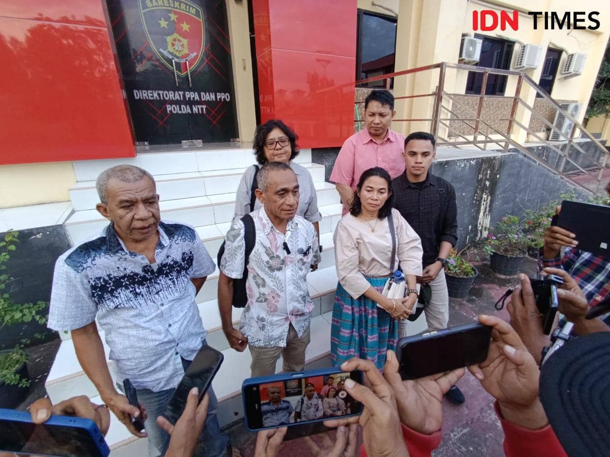 Keluarga dr. Icha bersama kuasa hukum berdiri di depan gedung Direktorat PPA dan PPO Polda NTT setelah memberi keterangan.