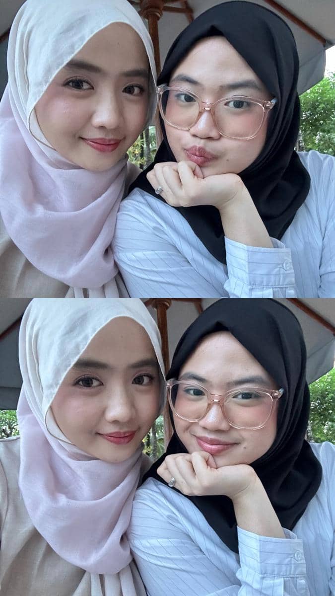 Dua perempuan berhijab berpose bersama di luar ruangan, satu mengenakan hijab putih muda dan satu lagi hijab hitam dengan kacamata bening.